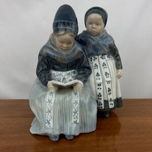 Vintage Royal Copenhagen porcelain figurine ‘Two Amager girls reading’